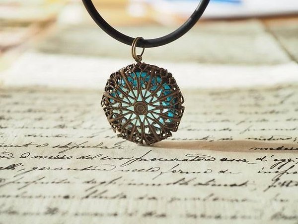 Bijoux fantaisie vintage pour femmes : les must-have de la mode
