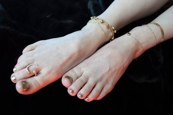 Bijoux pour les pieds de femmes - le secret de la beauté parfaite