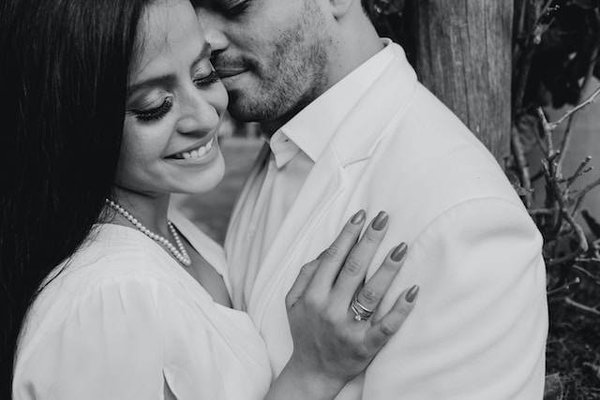 Pourquoi les hommes offrent des bijoux: un geste de romance ou de tradition?