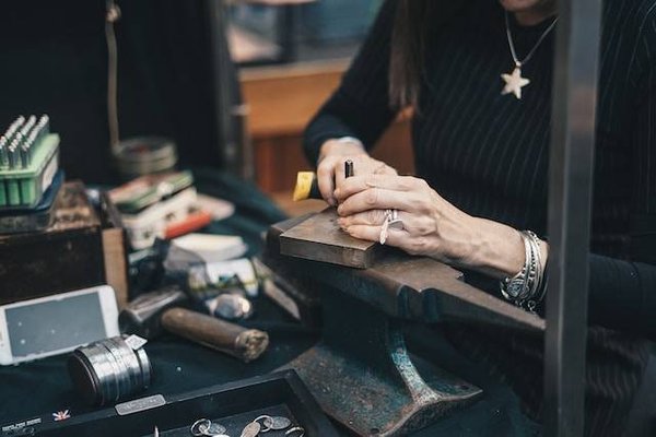 Comment trouver un artisan-créateur de bijoux sur mesure